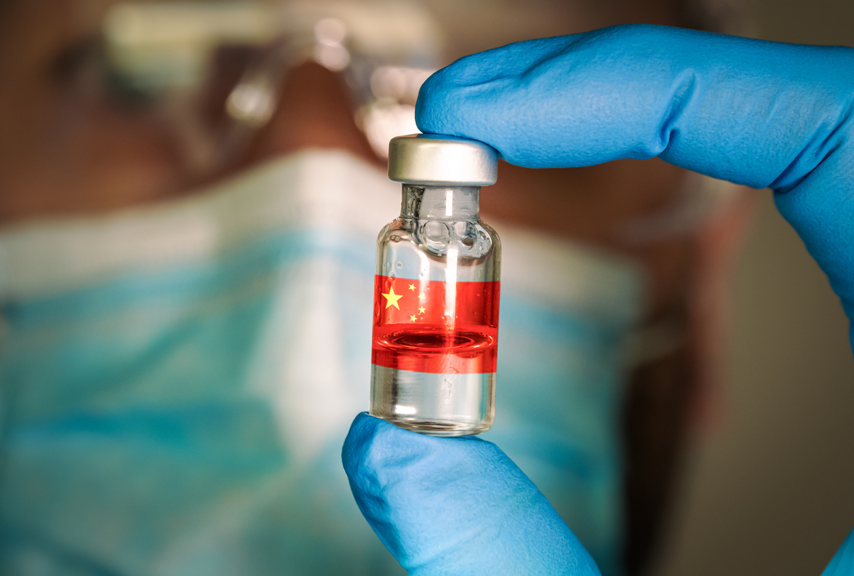 https://www.istockphoto.com/es/foto/primer-plano-del-vial-médico-con-la-bandera-china-y-el-médico-borroso-en-el-fondo-gm1290991868-386226599
