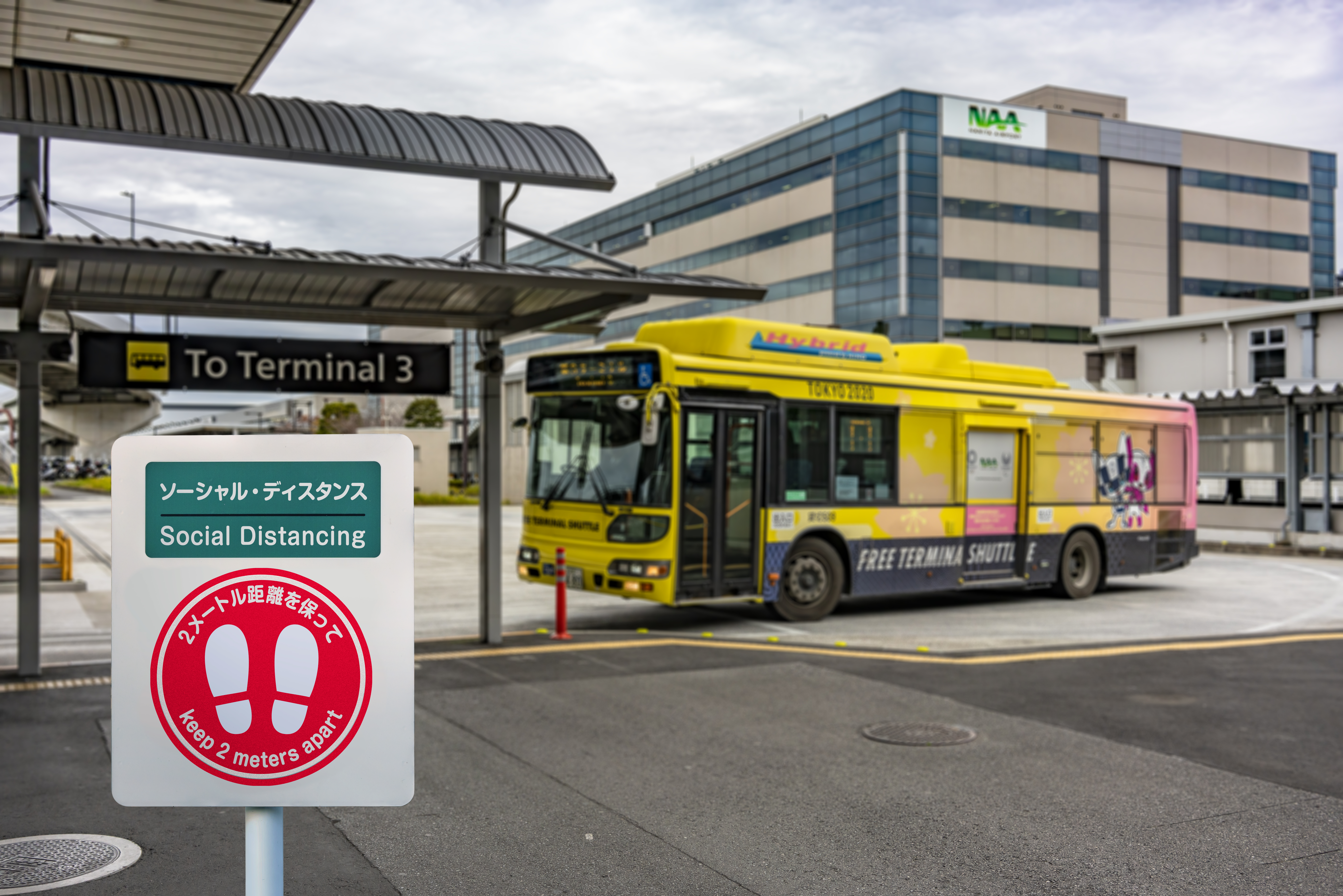 https://www.istockphoto.com/es/foto/señal-de-distanciamiento-social-en-el-aeropuerto-de-narita-con-un-servicio-de-gm1219344086-356634490