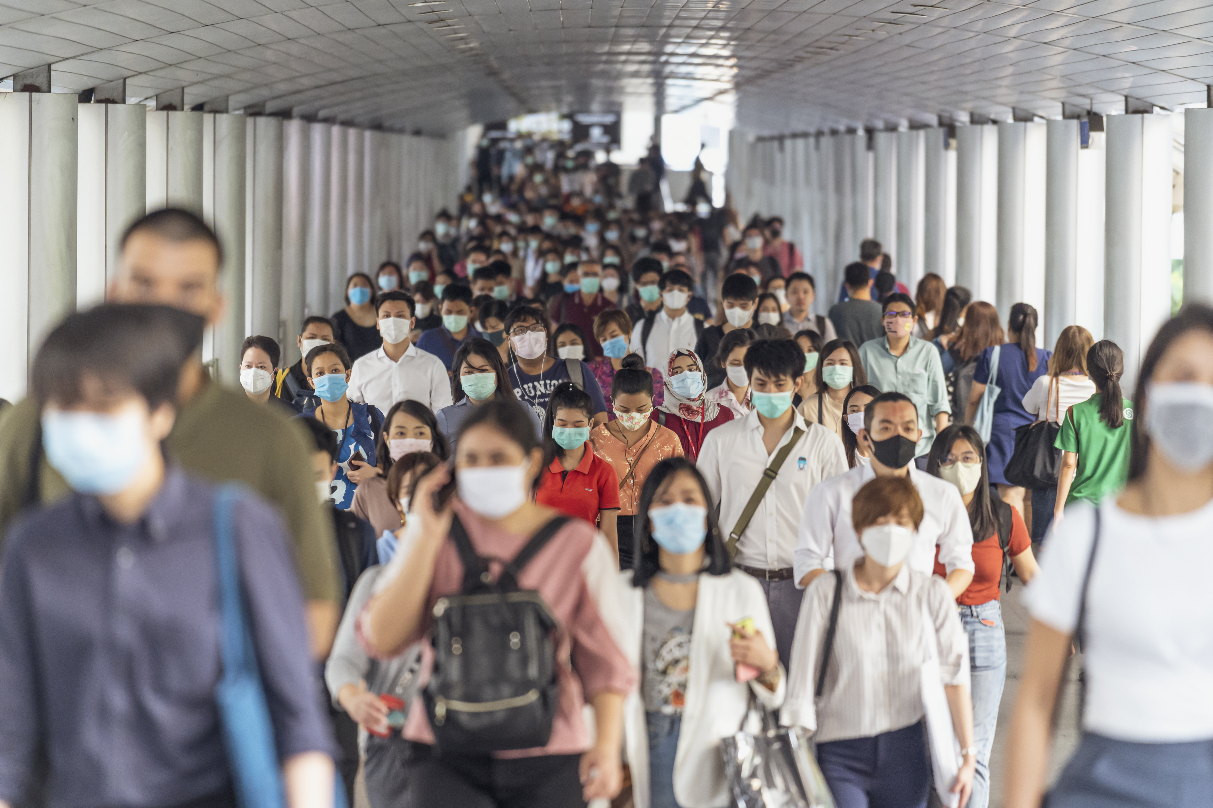 https://www.istockphoto.com/es/foto/multitud-de-empresarios-irreconocibles-que-usan-máscara-quirúrgica-para-prevenir-el-gm1215697335-354182337