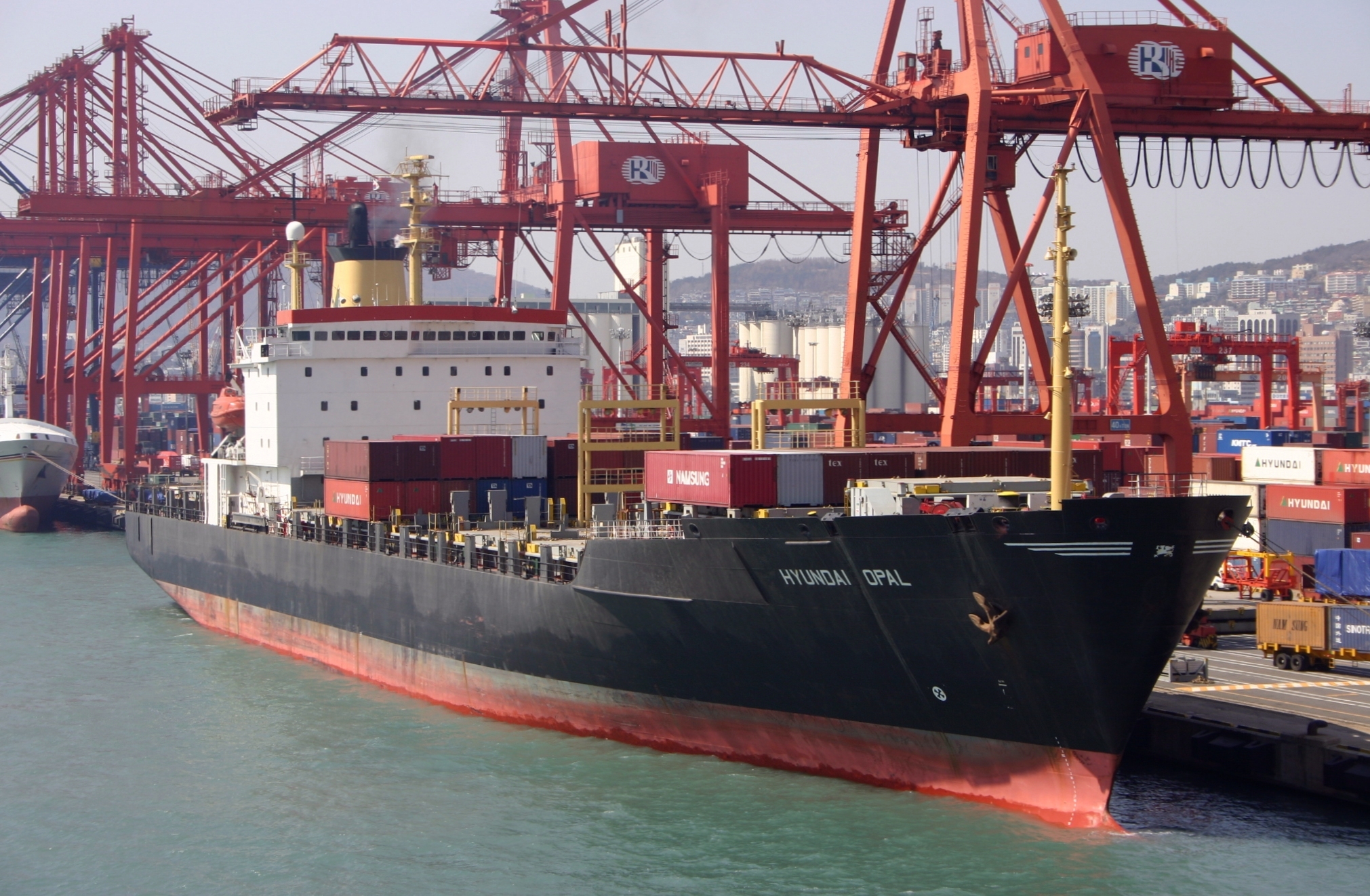 https://commons.wikimedia.org/wiki/File:Hyundai_Opal_(IMO_8705448)_Busan_2006.jpg
