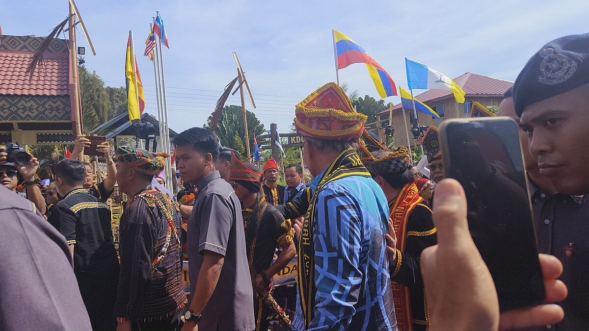 https://commons.wikimedia.org/wiki/File:KETIBAAN_PERDANA_MENTERI_KE_KDCA_2024.jpg