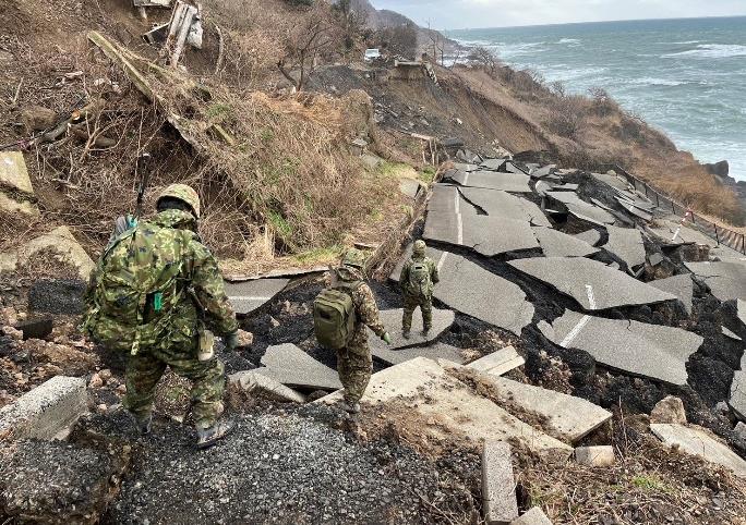 https://commons.wikimedia.org/wiki/File:JSDF_Noto_Earthquake_2024-01-17_1.jpg